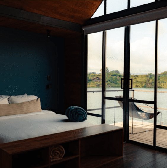 Habitación de Boato Hotel con ventanal hacia el agua