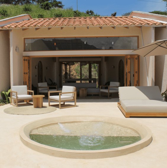 Patio de Tahití con jacuzzi y camastros
