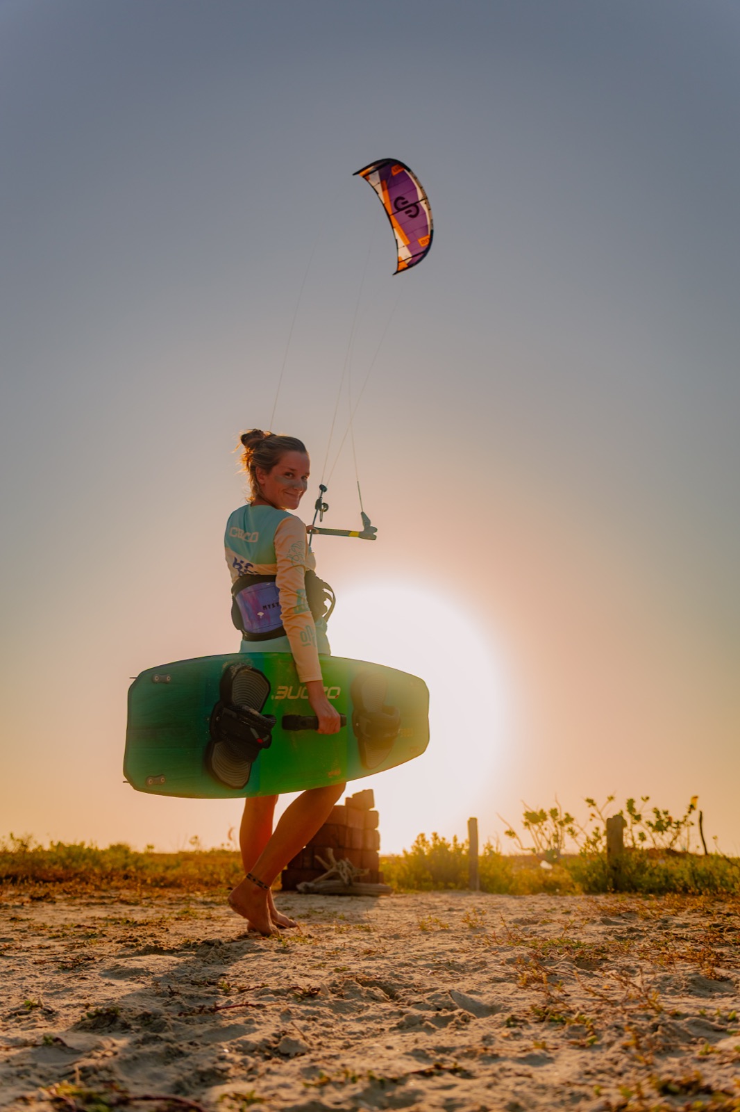 Kitesurfista con su tabla al atardecer en Casa Solea