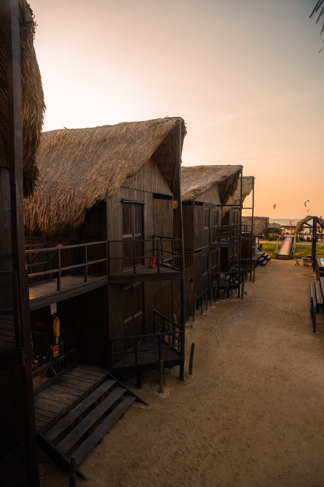 Cabañas de palma de Casa Solea al atardecer