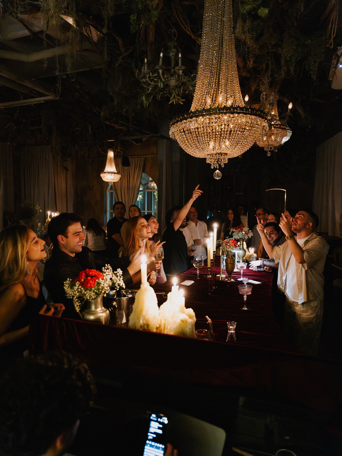 Salón de Chez Migu bajo la gran lámpara de cristal
