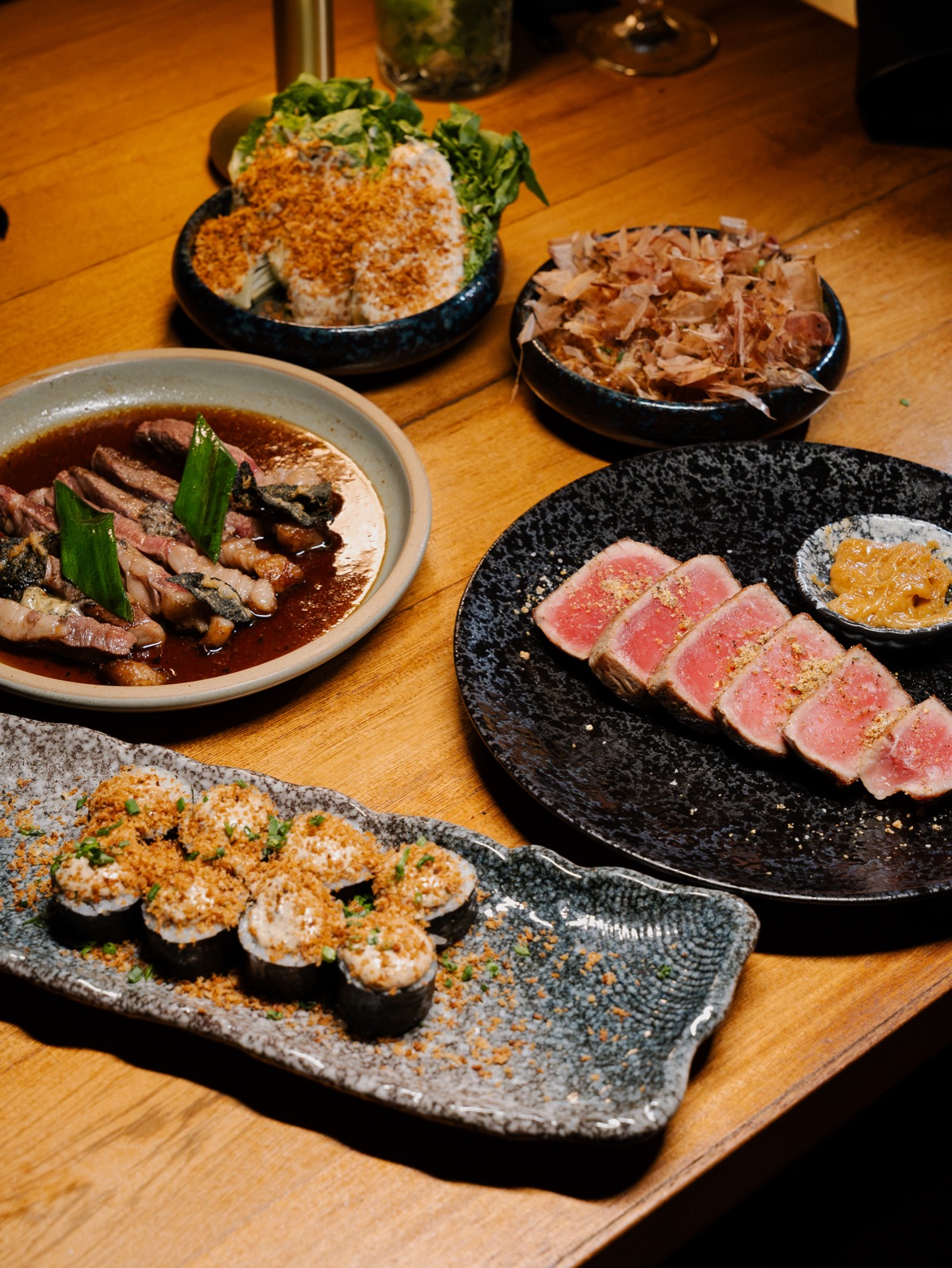 Mesa de Kuro con tataki, nigiris y rollos