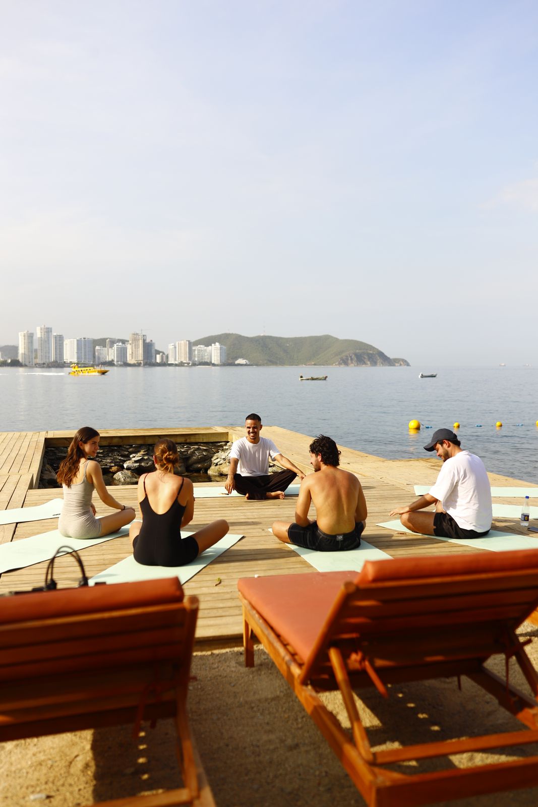Clase de yoga en la terraza de Perla Roca frente al mar