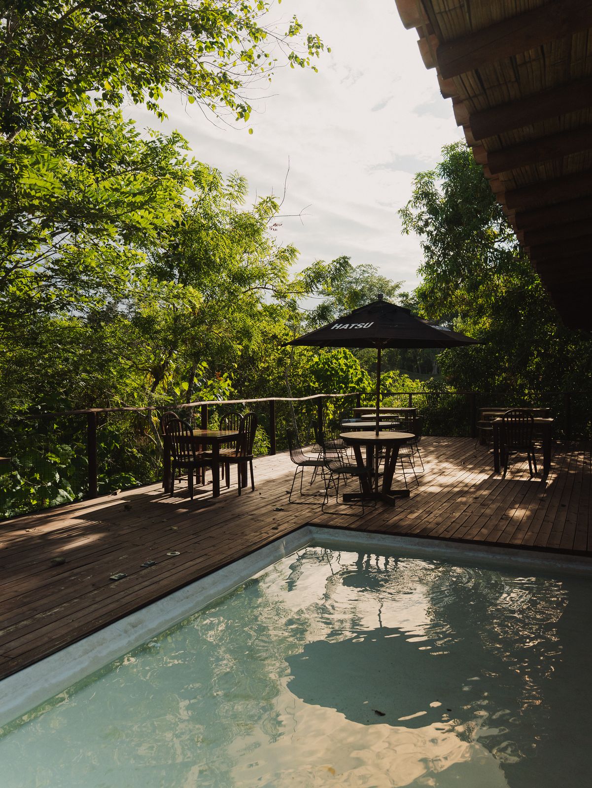 Terraza de Sandagua junto a la piscina